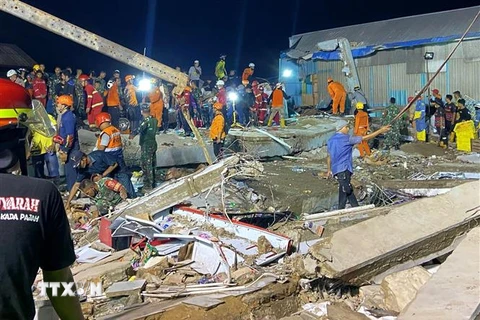 Lực lượng cứu hộ nỗ lực tìm kiếm các nạn nhân tại hiện trường vụ sập siêu thị mini ở huyện Banjar, tỉnh Nam Kalimantan, Indonesia ngày 18/4. ( Ảnh: THX/TTXVN)