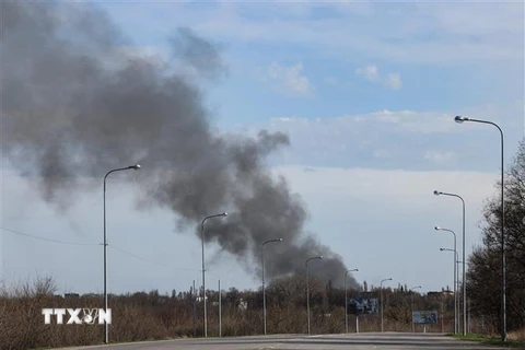 Khói bốc lên từ sân bay ở Dnipro, miền Đông Ukraine, ngày 10/4, trong bối cảnh chiến dịch quân sự của Nga đang diễn ra tại Ukraine. (Ảnh: AFPTTXVN)