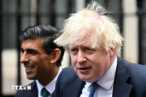 Thủ tướng Anh Boris Johnson (phải). (Ảnh: AFP/TTXVN)