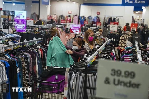 Người dân mua sắm tại một siêu thị ở New York, Mỹ. (Ảnh: THX/TTXVN)