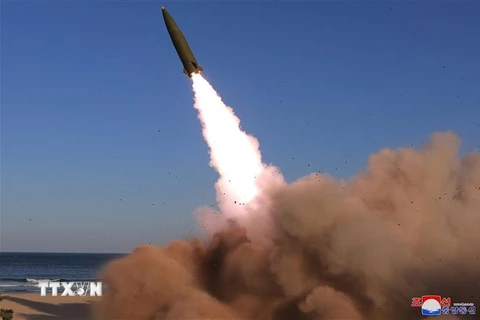 Một vụ thử nghiệm tên lửa dẫn đường chiến thuật mới của Triều Tiên, ngày 17/4. (Ảnh: YONHAP/TTXVN)