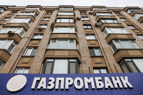 Logo của Gazprombank tại một tòa nhà ở Moskva. (Nguồn: Reuters)