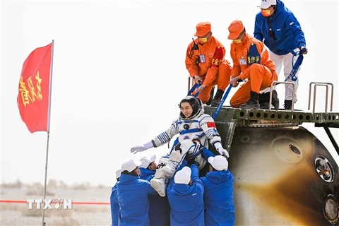 Du hành gia Diệp Quang Phú được tàu vũ trụ Thần Châu-13 của Trung Quốc đưa về Trái Đất an toàn, sau 183 ngày làm việc trên Trạm vũ trụ Thiên Cung, ngày 16/4. (Ảnh: THX/TTXVN)