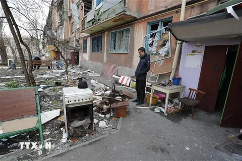 Một tòa nhà chung cư bị hư hại trong cuộc xung đột tại Mariupol, Ukraine, ngày 17/4. (Ảnh: THX/TTXVN)