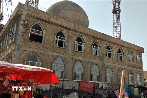 Toàn cảnh Thánh đường Hồi giáo ở thành phố Mazar-i-Sharif, Afghanistan sau vụ nổ bom, ngày 21/4. (Ảnh: AFP/TTXVN)
