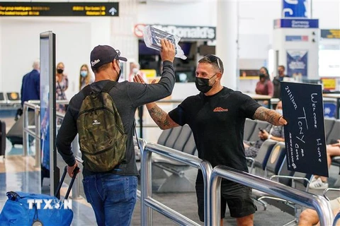 Hành khách tại sân bay quốc tế Auckland, New Zealand, ngày 28/2. (Ảnh: AFP/ TTXVN)
