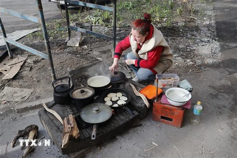 Người dân tại Mariupol, Ukraine, ngày 18/4. (Ảnh: THX/ TTXVN)