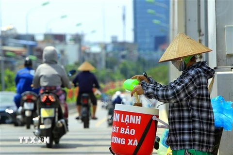 Một người bán hàng rong dưới trời nắng nóng. (Ảnh minh họa: An Đăng/TTXVN)