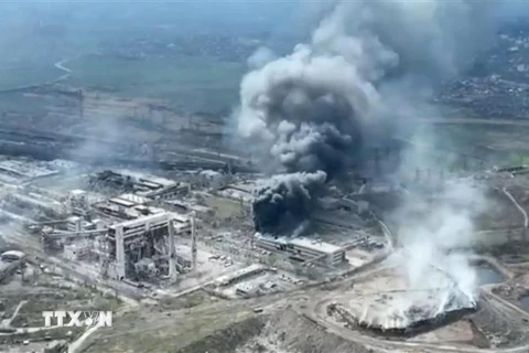 Khói bốc lên từ nhà máy thép Azovstal ở thành phố Mariupol, Ukraine. (Ảnh: AFP/TTXVN)