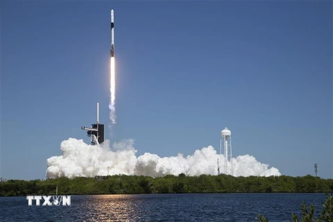 Tên lửa Falcon 9 của Space X đưa tàu Crew Dragon rời bệ phóng tại Trung tâm vũ trụ Kennedy ở Florida (Mỹ) ngày 8/4. (Ảnh: AFP/TTXVN)