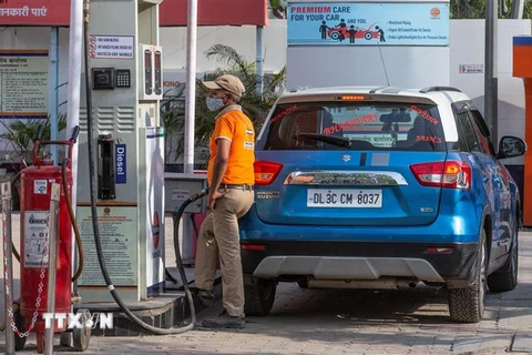 Bơm xăng cho phương tiện tại một trạm xăng ở New Delhi, Ấn Độ ngày 6/4. (Ảnh: THX/TTXVN)