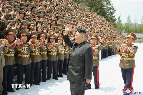 Nhà lãnh đạo Triều Tiên Kim Jong-un (phải, phía trước) trong cuộc gặp các chỉ huy và chính trị viên quân đội tại Bình Nhưỡng. (Ảnh: KCNA/TTXVN)