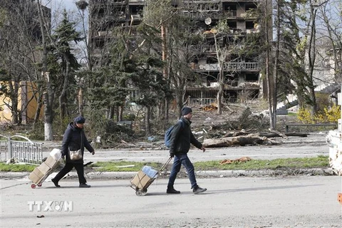 Người dân sơ tán khỏi thành phố Mariupol, Ukraine, ngày 22/4. (Ảnh: THX/TTXVN)