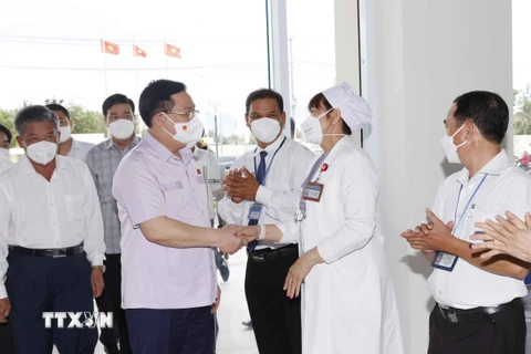 Chủ tịch Quốc hội Vương Đình Huệ và các cán bộ, y, bác sỹ Bệnh viện đa khoa tỉnh Trà Vinh. (Ảnh: Doãn Tấn/TTXVN)