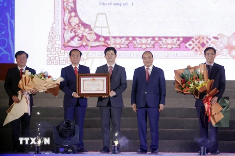 Chủ tịch nước Nguyễn Xuân Phúc trao tặng Huân chương Hồ Chí Minh cho tỉnh Quảng Trị. (Ảnh: Thống Nhất/TTXVN)
