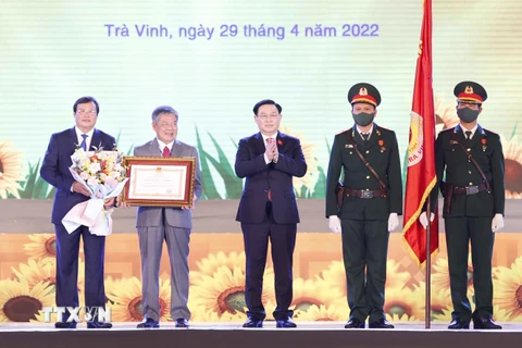 Chủ tịch Quốc hội Vương Đình Huệ trao tặng Huân chương Lao động hạng Nhất của Chủ tịch nước cho đảng bộ, chính quyền và nhân dân tỉnh Trà Vinh. (Ảnh: Doãn Tấn/TTXVN)