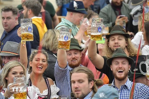Người dân tham gia lễ hội bia Oktoberfest tại Munich, Đức, ngày 22/9/2019. (Ảnh: AFP/ TTXVN)