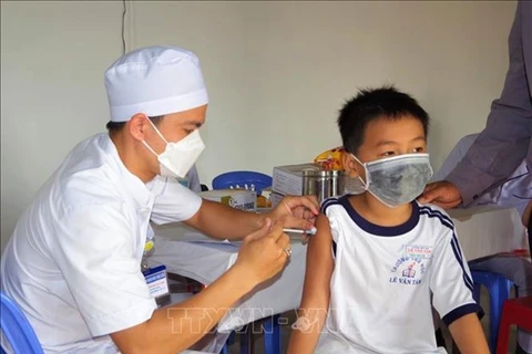 Công tác tiêm chủng vaccine COVID-19 cho trẻ em tại tỉnh Bạc Liêu. (Ảnh: TTXVN)