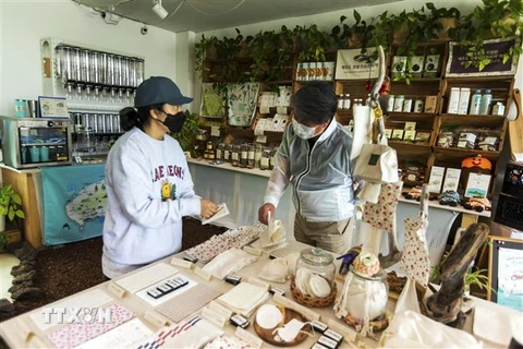 Khách du lịch say sưa với những sản phẩm được làm từ đồ tái chế tại một cửa hàng trên đảo Jeju. (Ảnh: Anh Nguyên/TTXVN)