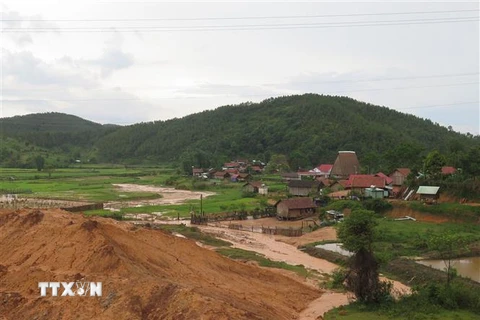Làng Kon Bring (thị trấn Măng Đen, huyện Kon Plông) đang trở thành “mục tiêu” cho các đối tượng "vẽ" dự án và dụ dỗ người dân trong làng bán đất sản xuất. (Ảnh: Dư Toán/TTXVN)