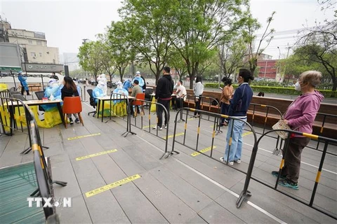 Người dân xếp hàng chờ xét nghiệm COVID-19 tại Bắc Kinh, Trung Quốc, ngày 25/4. (Ảnh: THX/TTXVN)