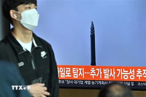 Hình ảnh vụ phóng vật thể bay của Triều Tiên được đăng phát trên kênh truyền hình của Hàn Quốc ngày 4/5.(Ảnh: AFP/TTXVN)