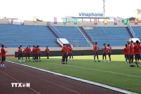 Đội tuyển U23 Singapore đến tham quan sân Thiên Trường. (Ảnh: Công Luật/TTXVN)