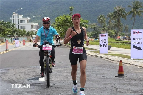 Một vận động viên nữ của Việt Nam đang dẫn đầu phần thi chạy bộ. (Ảnh: Trần Lê Lâm/TTXVN)