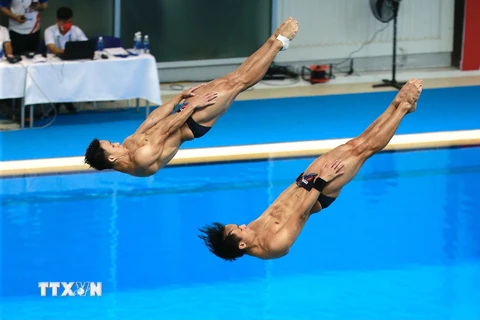 Hai vận động viên Malaysia Chew Yyi Wei và Ooi Tze Liang thực hiện phần thi. (Ảnh: Trọng Đạt/TTXVN)