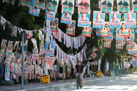 Băngrôn ápphích về cuộc bầu cử trên đường phố Philippines. (Nguồn: Reuters)