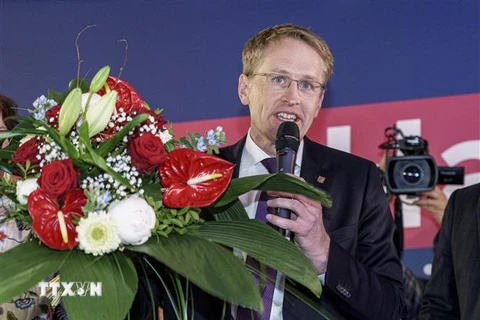 Ứng cử viên hàng đầu của CDU đồng thời là Thủ hiến bang Schleswig-Holstein, ông Daniel Günther phát biểu trước những người ủng hộ, sau khi kết quả sơ bộ bầu cử Nghị viện bang được công bố, tại Kiel, miền Bắc Đức ngày 8/5. (Ảnh: AFP/TTXVN)