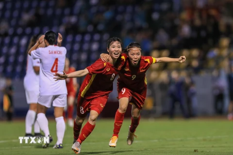 Trần Thị Thùy Trang (số 8) và Đội trưởng Huỳnh Như (số 9) ăn mừng bàn thắng nâng tỉ số lên 2-1. 