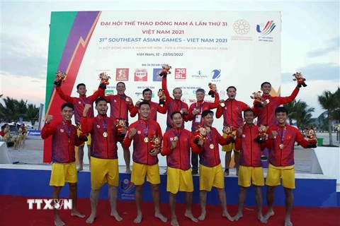 Đội tuyển bóng ném bãi biển nam Việt Nam đoạt Huy chương Vàng tại SEA Games 31. (Ảnh: Quý Trung/TTXVN)