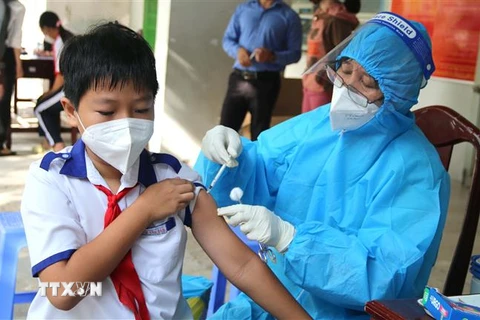 Tiêm vaccine phòng COVID-19 cho học sinh khối lớp 5 và lớp 4 tại điểm tiêm Trường Tiểu học Lê Văn Tám, thành phố Trà Vinh. (Ảnh: Thanh Hòa/TTXVN)