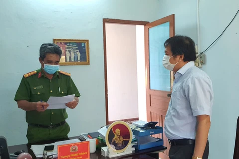 Ông Nguyễn Ngọc Duy nghe tống đạt quyết định khởi tố bị can hồi tháng 8/2021. (Nguồn: tuoitre.vn)