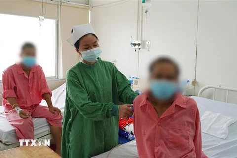 Hai bệnh nhân được ghép thận tại Bệnh viện Chợ Rẫy hồi phục sau ghép. (Ảnh: TTXVN phát)