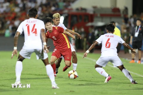 Phan Tuấn Tài (12) tả xung hữu đột trong vòng vây các cầu thủ U23 Myanmar. (Ảnh: Minh Quyết/TTXVN)