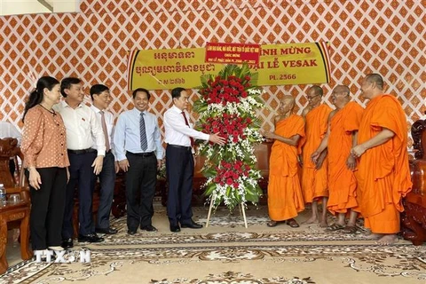 Phó Chủ tịch Quốc hội Trần Thanh Mẫn tặng quà cho Hoà thượng Đào Như, Phó Hội đồng Trị sự Giáo hội Phật giáo Việt Nam thành phố Cần Thơ. (Ảnh: TTXVN phát)