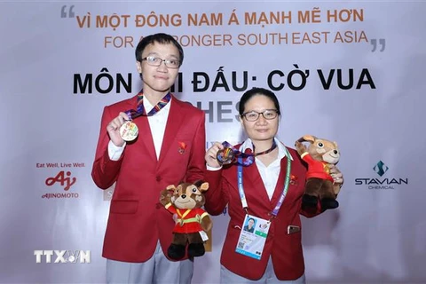 Kỳ thủ Nguyễn Ngọc Trường Sơn (Việt Nam) đã giành HCV và kỳ thủ Hoàng Thị Bảo Trâm (Việt Nam) giành HCĐ môn Cờ vua tiêu chuẩn tại SEA Games 31. (Ảnh: Anh Tuấn/TTXVN)