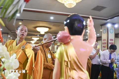 Các chư tôn đức và các vị đại biểu thực hiện nghi lễ tắm Phật truyền thống. 