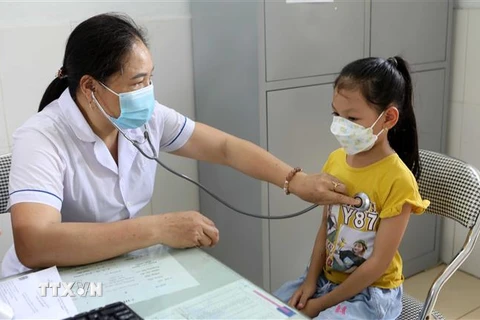 Khám sàng lọc trước khi tiêm vaccine phòng COVID-19 cho trẻ tại Trạm y tế xã Vũ Chính, thành phố Thái Bình. (Ảnh: Thế Duyệt/TTXVN)