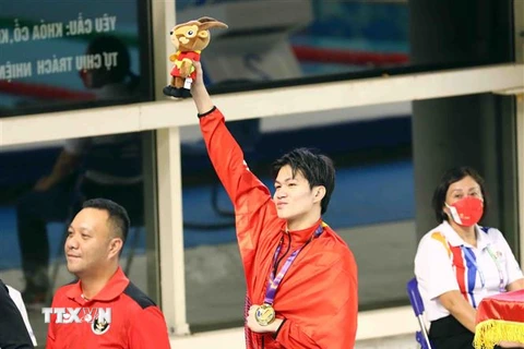 Niềm vui của vận động viên Trần Hưng Nguyên giành Huy chương Vàng nội dung 200m bơi ngửa nam với thành tích 2 phút 01 giây 58. (Ảnh: Phạm Kiên/TTXVN)