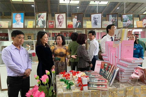 Phòng trưng bày sách về Chủ tịch Hồ Chí Minh vừa được khai trương tại Khu di tích Chủ tịch Hồ Chí Minh. (Nguồn: tuoitre.vn)