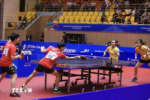 Trận chung kết đôi nữ giữa vận động viên số 44 Suthasini Sawettabut và VĐV số 45 Orawan Paranang (Thái Lan áo vàng) đối đầu vận động viên số 37 Zhou Jingyi và VĐV số 39 Zeng Jian (Singapore áo đỏ). (Ảnh: Quý Trung/TTXVN)