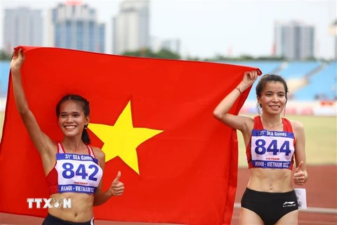 Vận động viên Phạm Thị Hồng Lệ giành Huy chương Vàng và Lò Thị Thanh (dân tộc Thái) Huy chương Bạc nội dung chạy 10.000m nữ. (Ảnh: Huy Hùng/TTXVN)