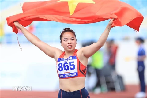 Vận động viên Lò Thị Hoàng ăn mừng tấm Huy chương Vàng nội dung ném lao nữ. (Ảnh: Huy Hùng/TTXVN)