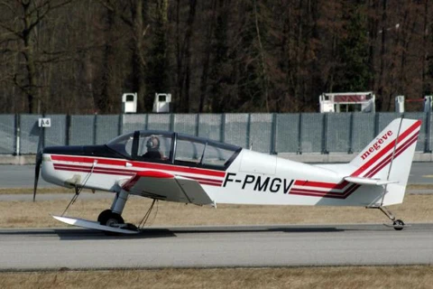 Máy bay du lịch hạng nhẹ thuộc dòng Jodel D140. (Nguồn: crash-aerien.news)