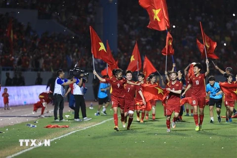 Niềm vui bất tận của các tuyển thủ nữ Việt Nam khi bảo vệ thành công tấm Huy chương Vàng SEA Games trên chính mảnh đất quê hương. (Ảnh: Hoàng Linh-TTXVN)