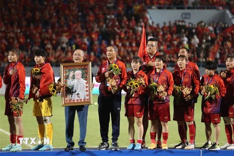 Đây là lần thứ 2, Đội tuyển bóng đá nữ Việt Nam giành liên tiếp 3 Huy chương Vàng SEA Games. (Ảnh: Hoàng Linh/TTXVN)