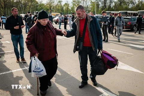 Người dân Ukraine sơ tán từ thành phố Mariupol tới thành phố Zaporizhzhia ngày 3/5. (Ảnh: AFP/TTXVN)